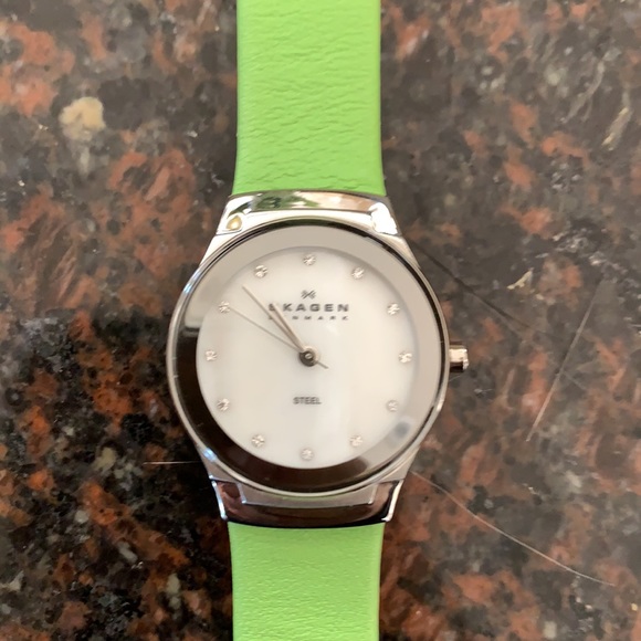 Classic Skagen Ladies Watch with rhinestones - Picture 3 of 6